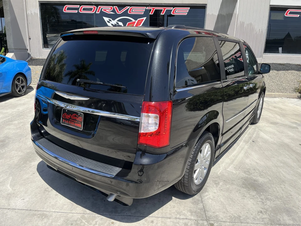 2012 Chrysler Town & Country - Image 6 of 31