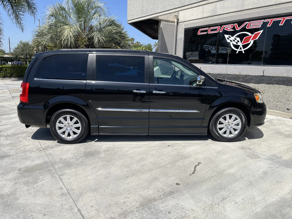 2012 Chrysler Town & Country - Image 7 of 31