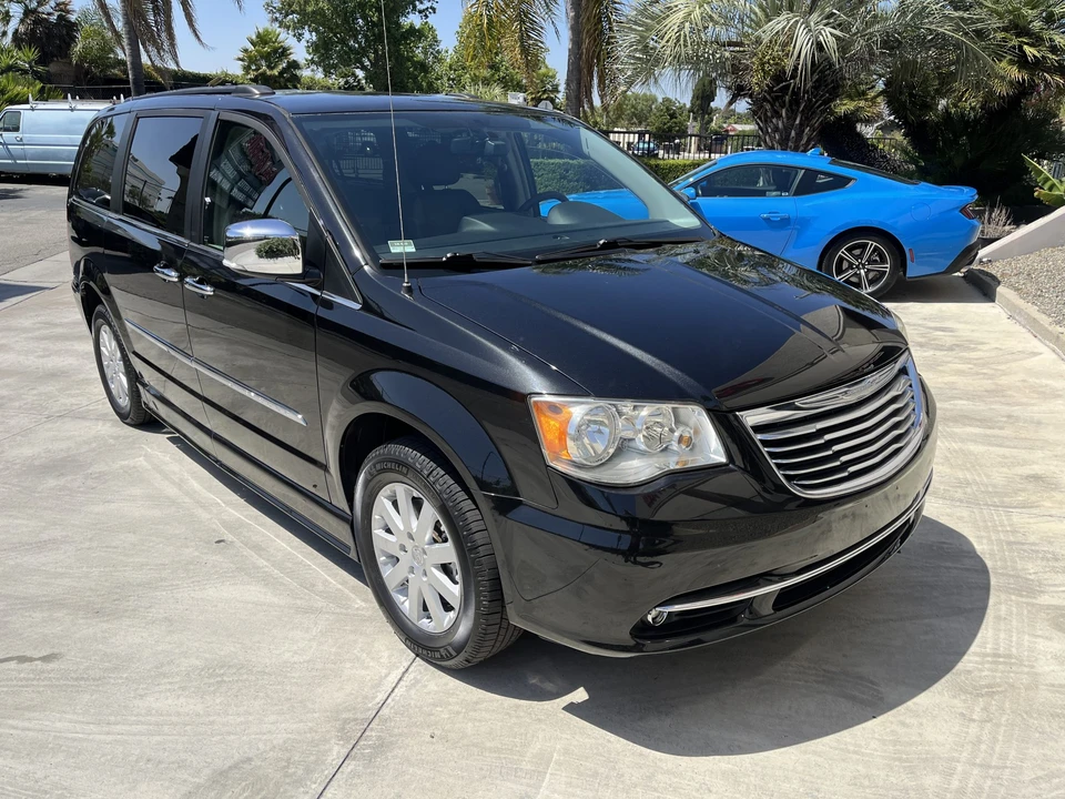 2012 Chrysler Town & Country - Image 8 of 31