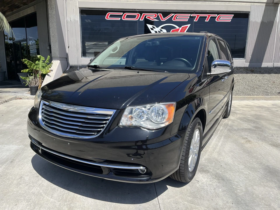 2012 Chrysler Town & Country - Image 2 of 31
