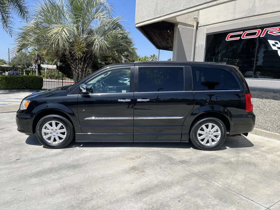 2012 Chrysler Town & Country - Image 3 of 31