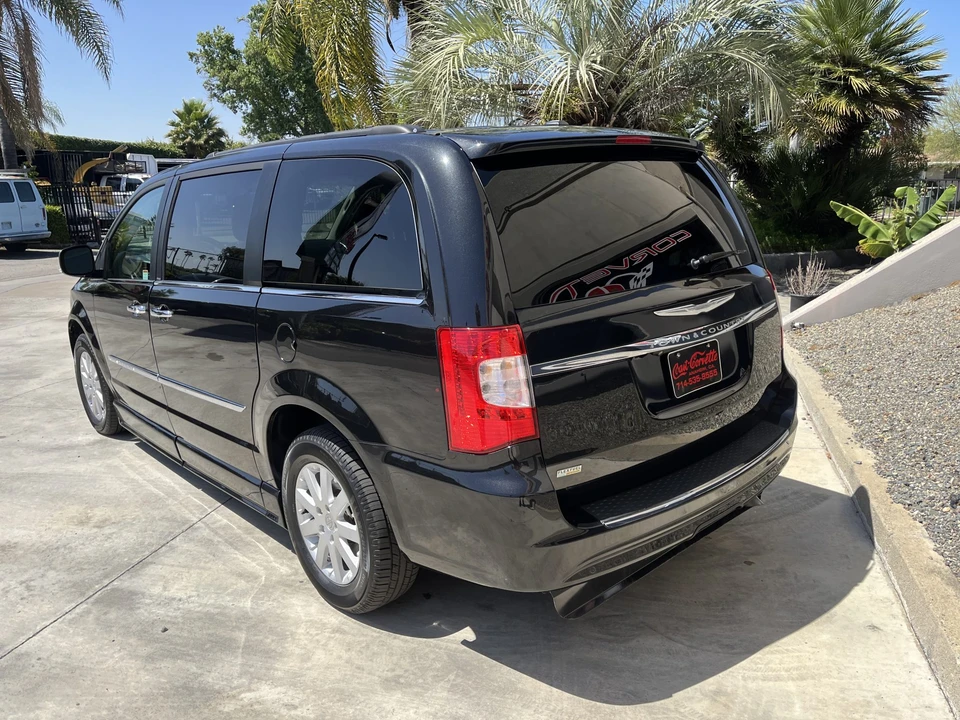 2012 Chrysler Town & Country - Image 4 of 31
