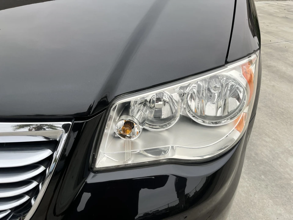 2012 Chrysler Town & Country - Image 28 of 31