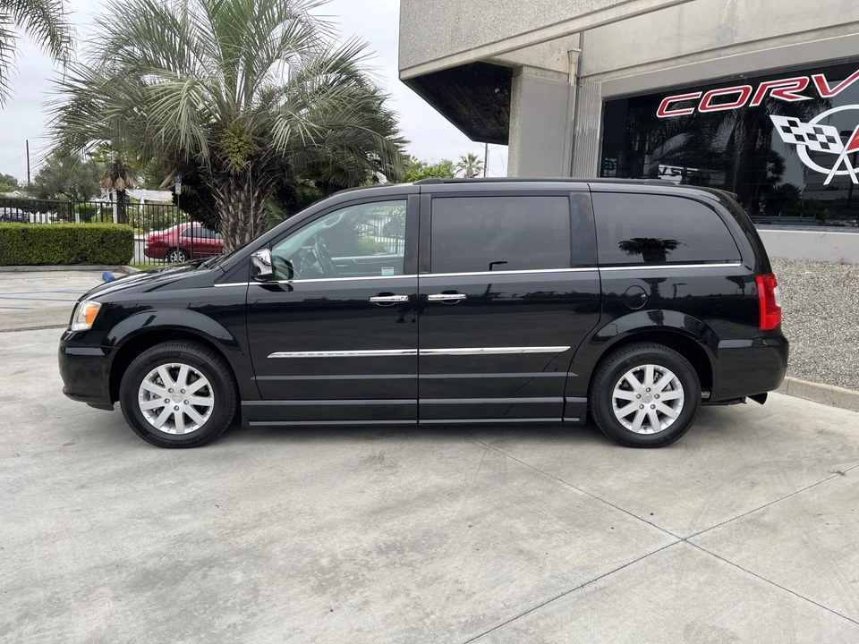 2012 Chrysler Town & Country - Image 14 of 31