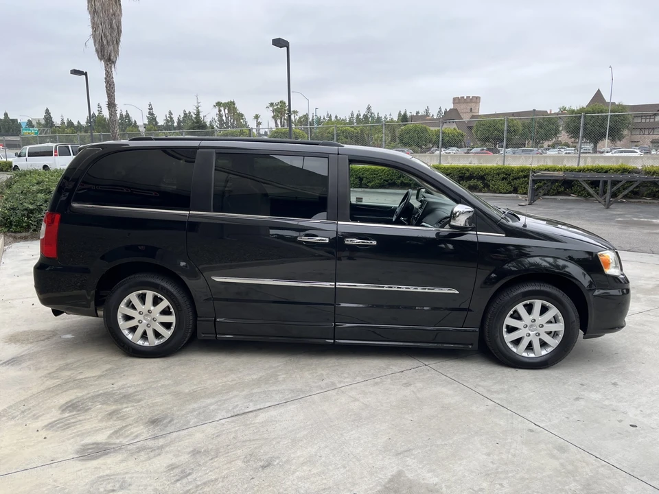 2012 Chrysler Town & Country - Image 18 of 31