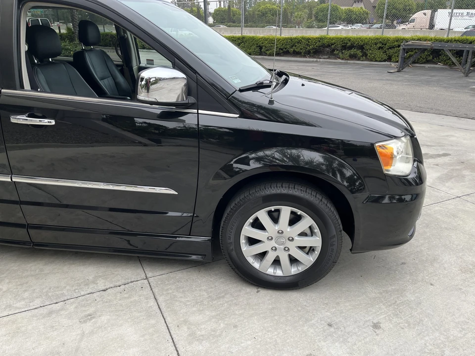 2012 Chrysler Town & Country - Image 25 of 31