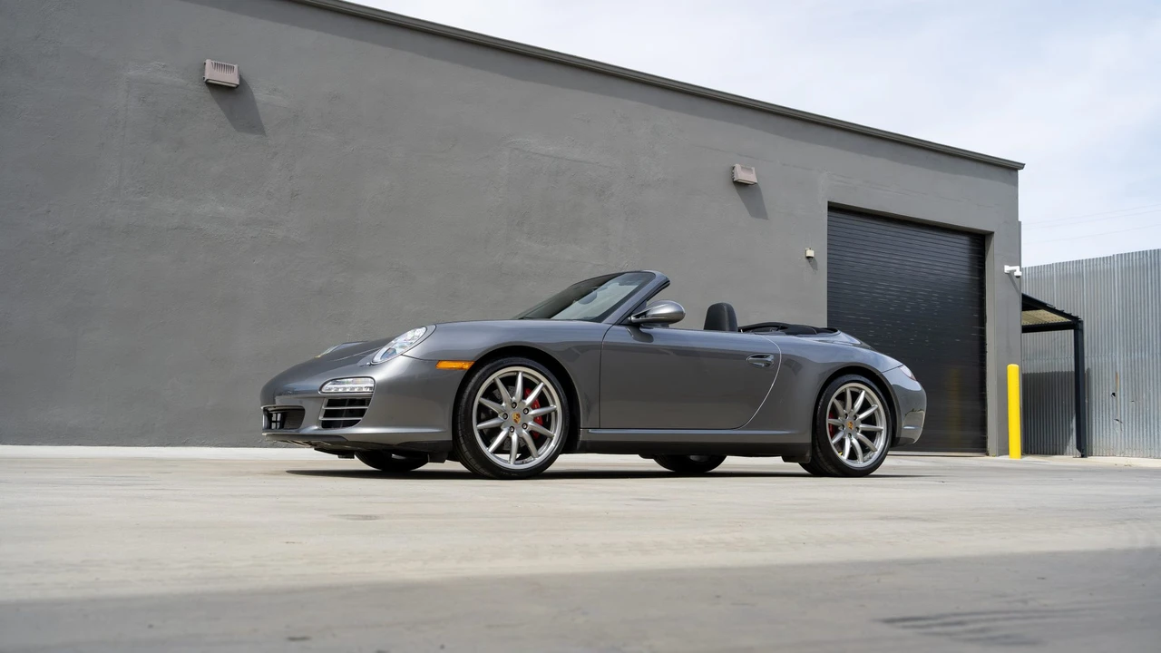 2012 Porsche - Image 2 of 31