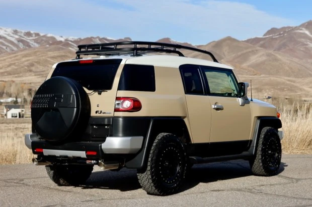 2014 Toyota FJ Cruiser - Image 2 of 8