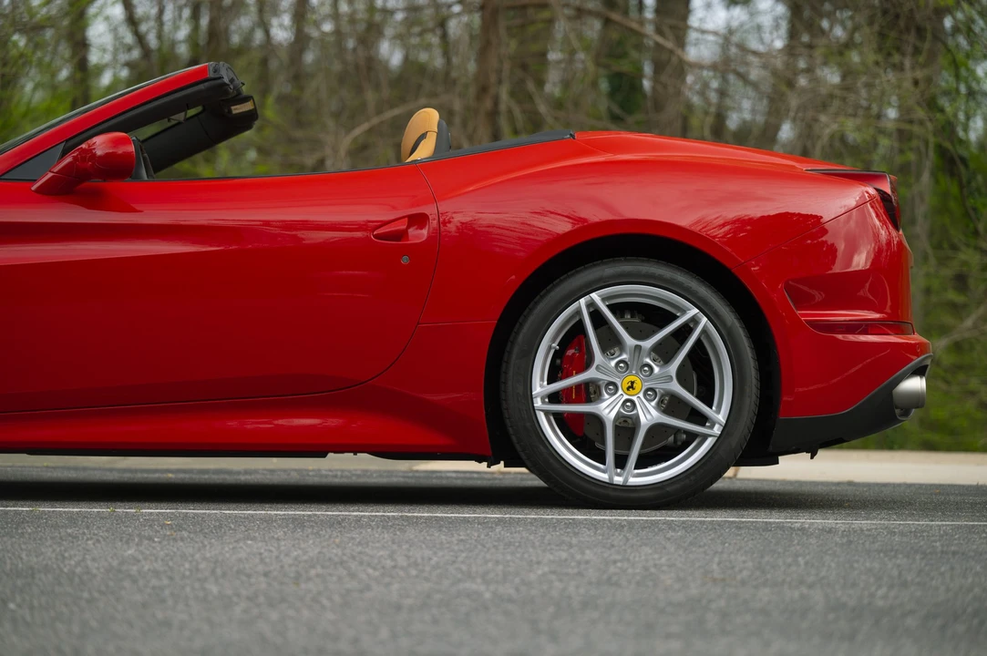 2015 Ferrari California T - Image 24 of 31