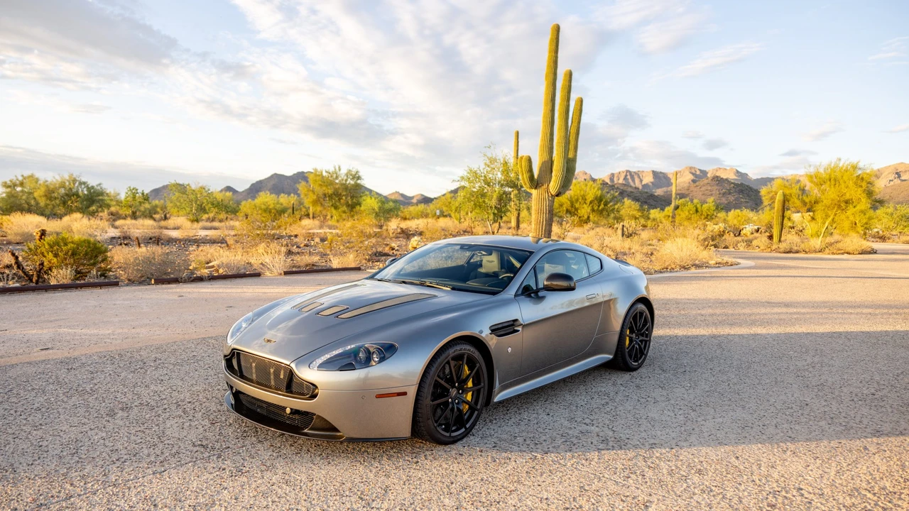 2017 Aston Martin V12 Vantage (2010-2018) - Image 2 of 31