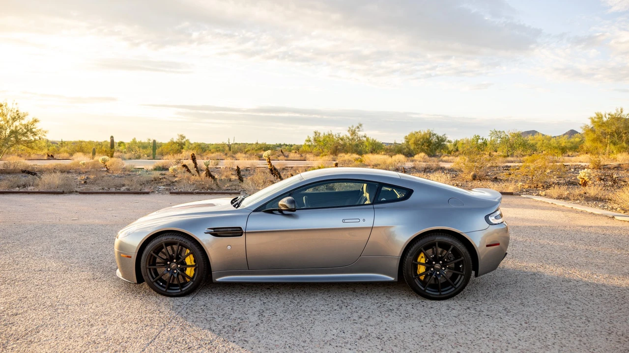 2017 Aston Martin V12 Vantage (2010-2018) - Image 9 of 31