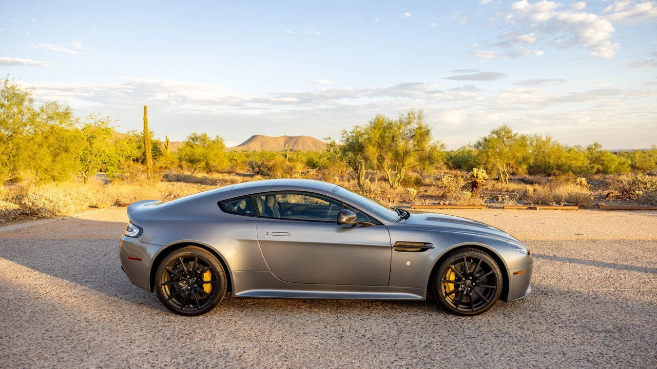 2017 Aston Martin V12 Vantage (2010-2018) - Image 5 of 31