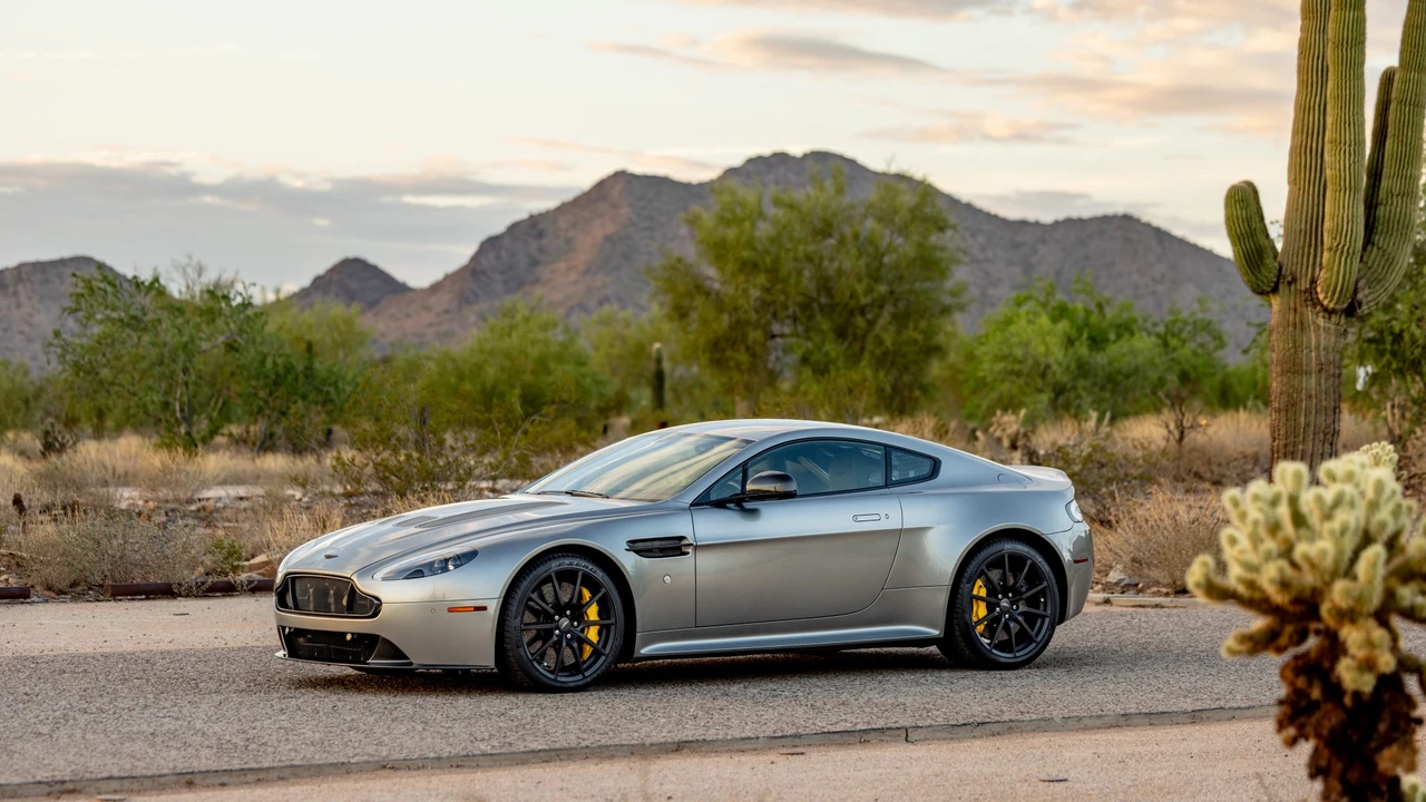 2017 Aston Martin V12 Vantage (2010-2018) - Image 10 of 31