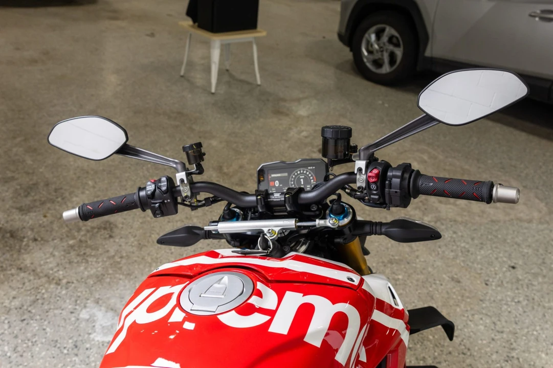 2025 Ducati Streetfighter - Image 5 of 9