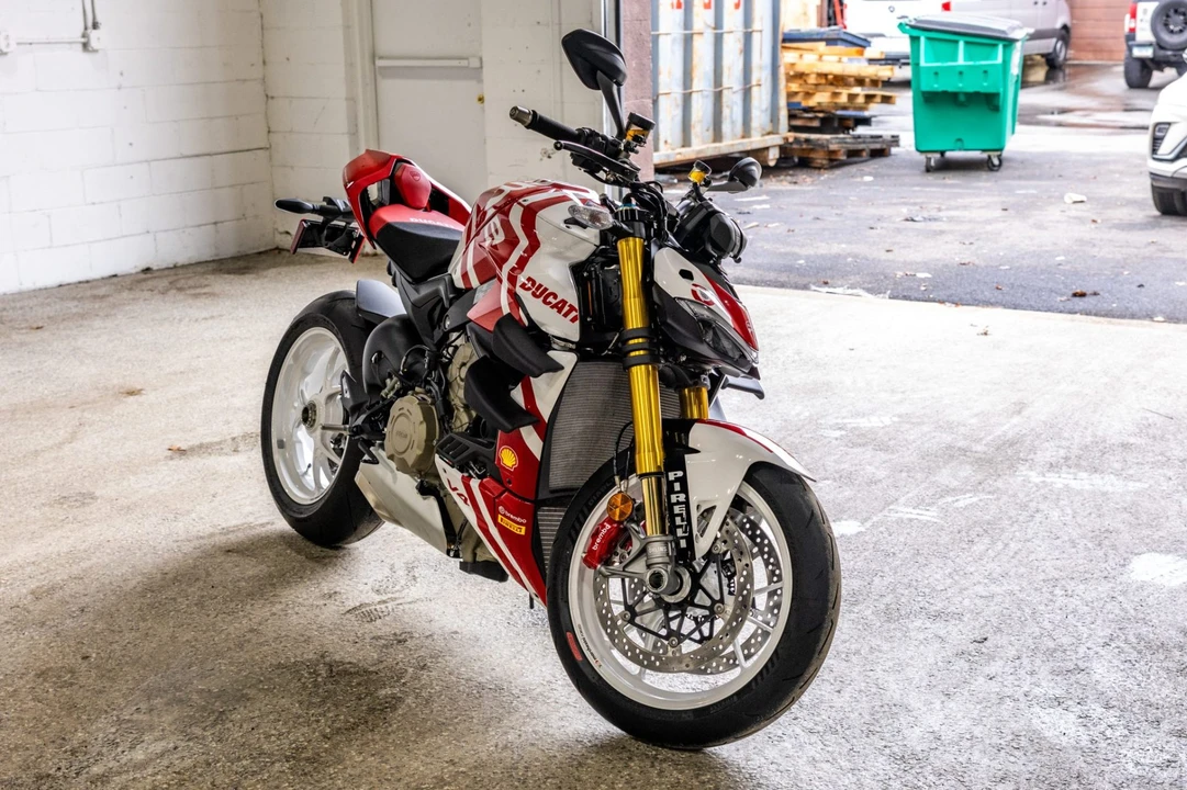 2025 Ducati Streetfighter - Image 4 of 9