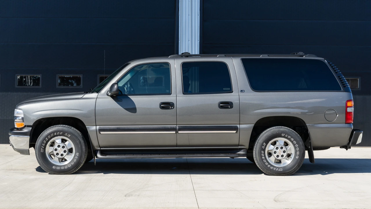 2002 Chevrolet Suburban 9th Gen - Image 2 of 31