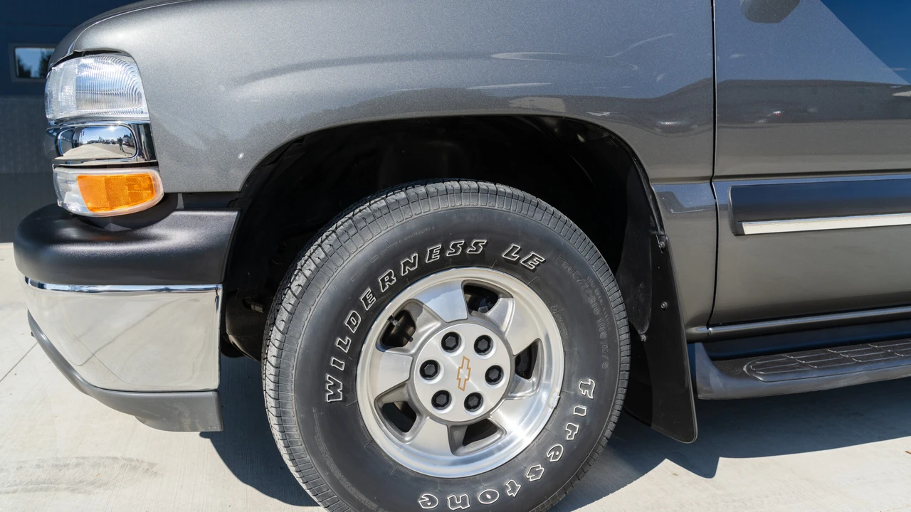 2002 Chevrolet Suburban 9th Gen - Image 17 of 31