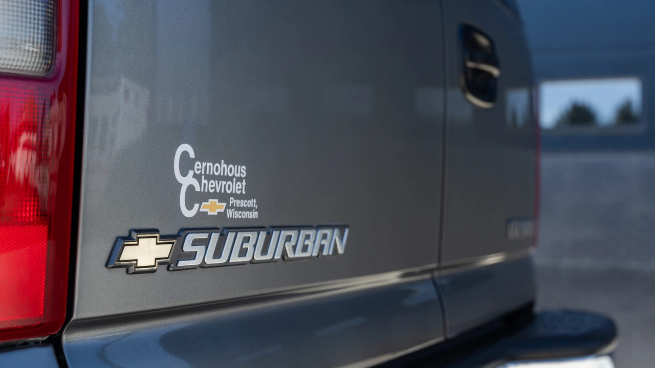 2002 Chevrolet Suburban 9th Gen - Image 26 of 31