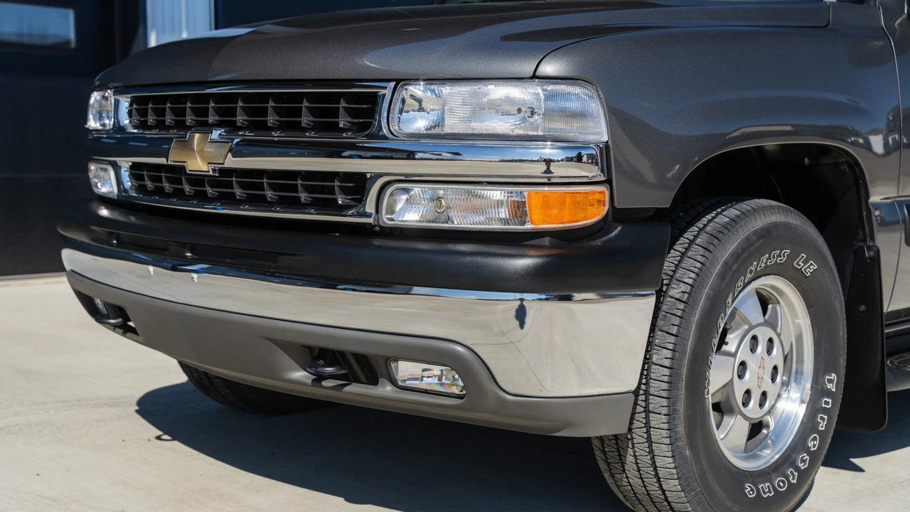 2002 Chevrolet Suburban 9th Gen - Image 15 of 31
