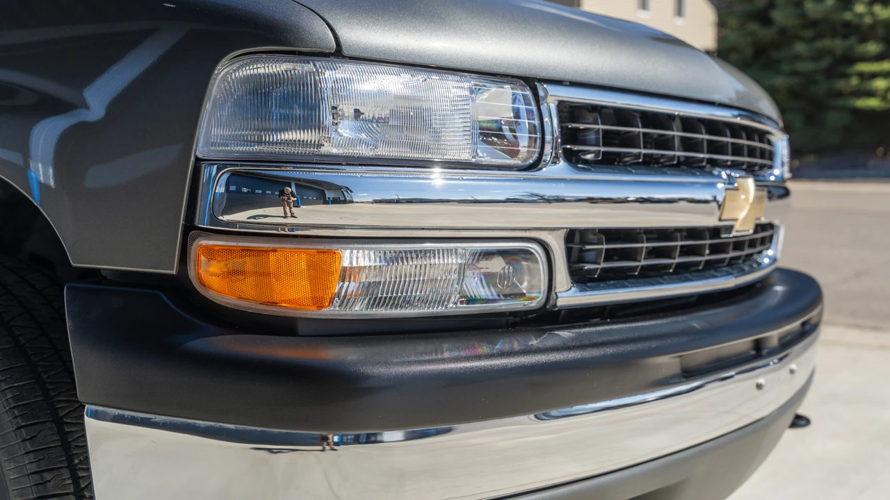 2002 Chevrolet Suburban 9th Gen - Image 12 of 31