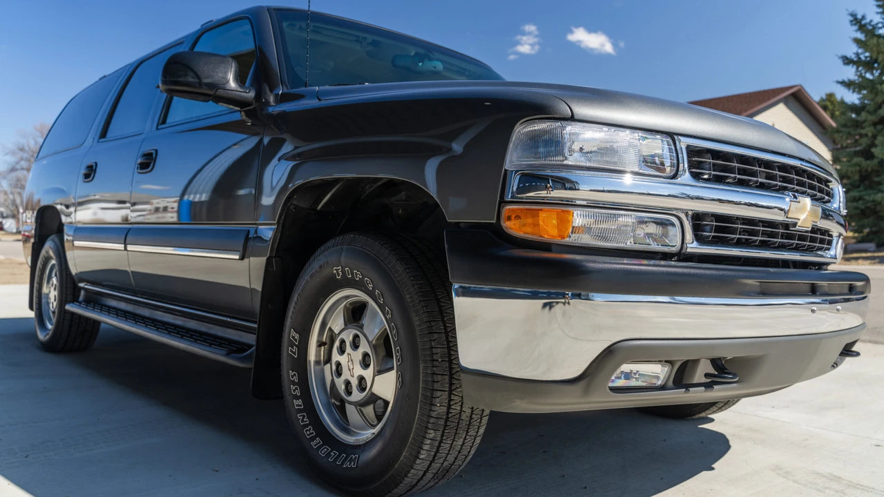 2002 Chevrolet Suburban 9th Gen - Image 10 of 31