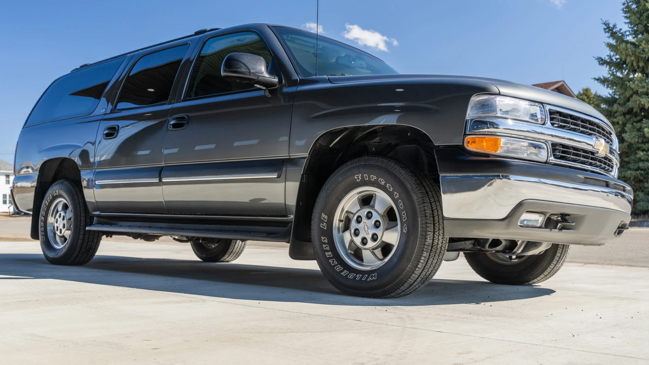 2002 Chevrolet Suburban 9th Gen - Image 9 of 31