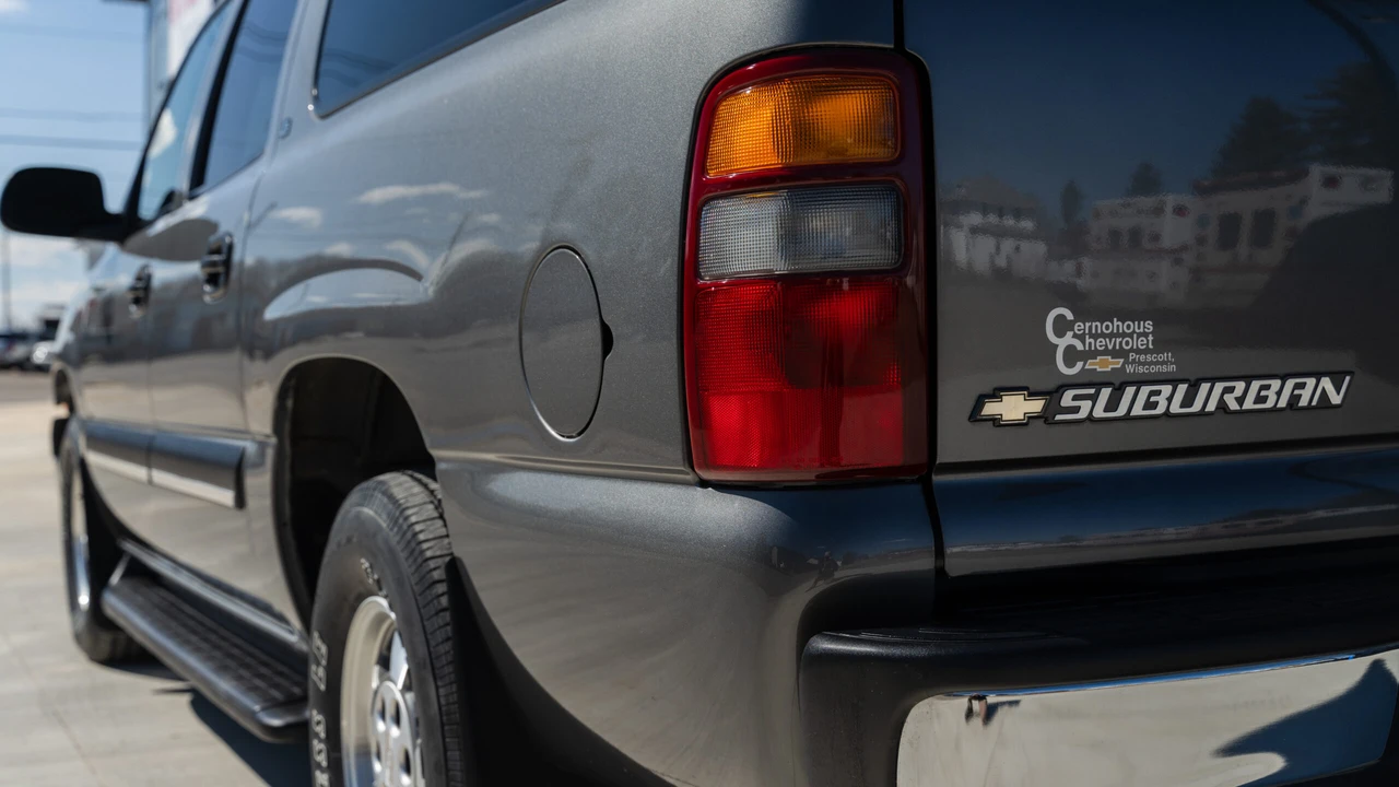 2002 Chevrolet Suburban 9th Gen - Image 7 of 31