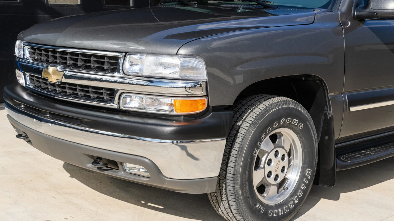 2002 Chevrolet Suburban 9th Gen - Image 13 of 31