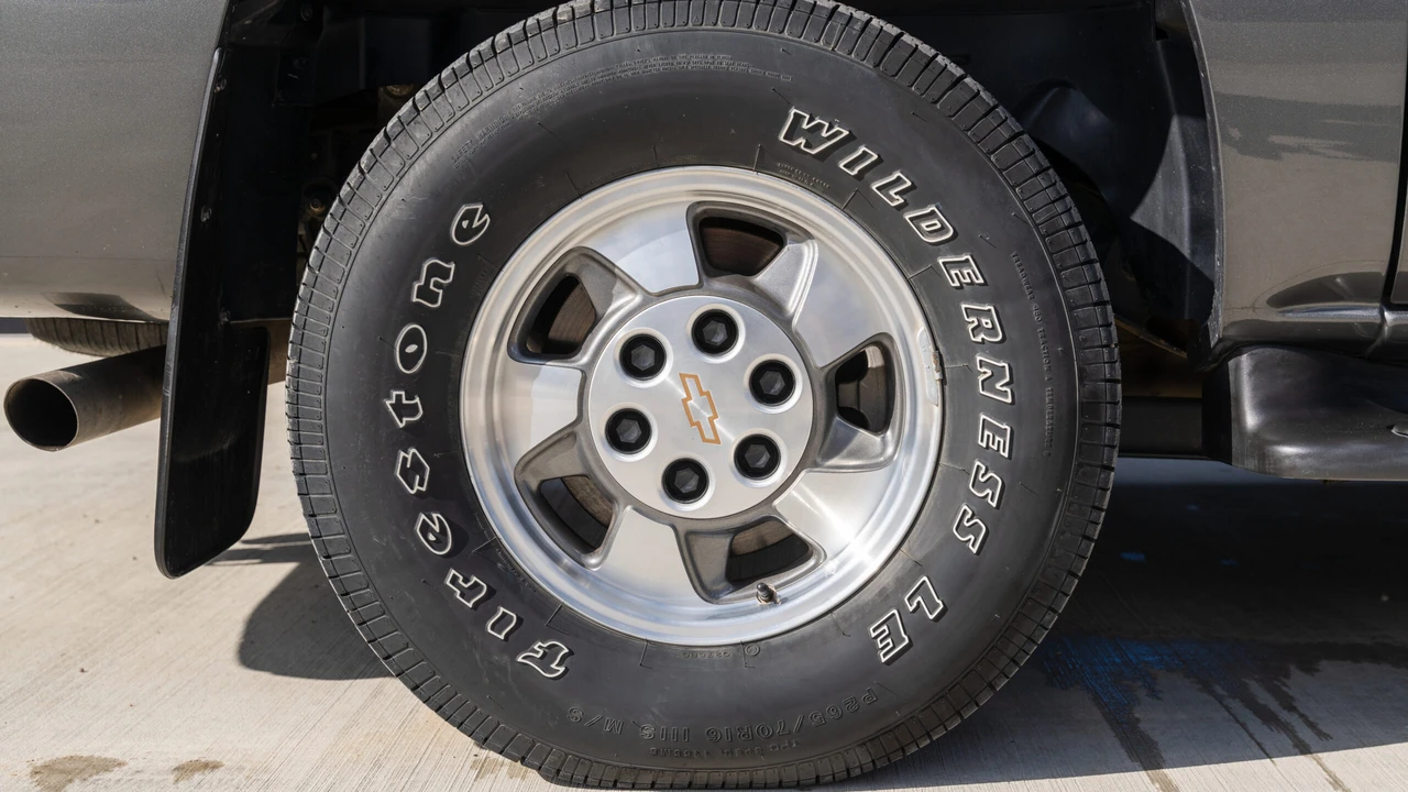 2002 Chevrolet Suburban 9th Gen - Image 18 of 31