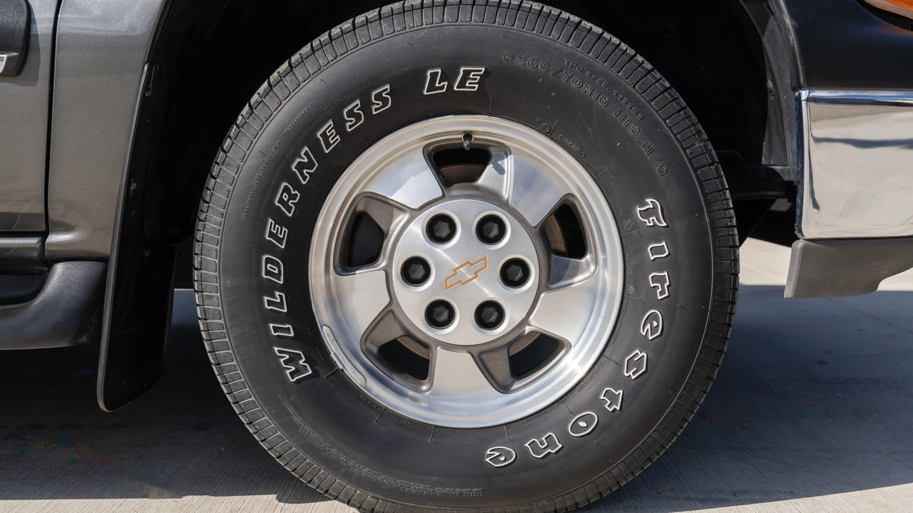 2002 Chevrolet Suburban 9th Gen - Image 19 of 31