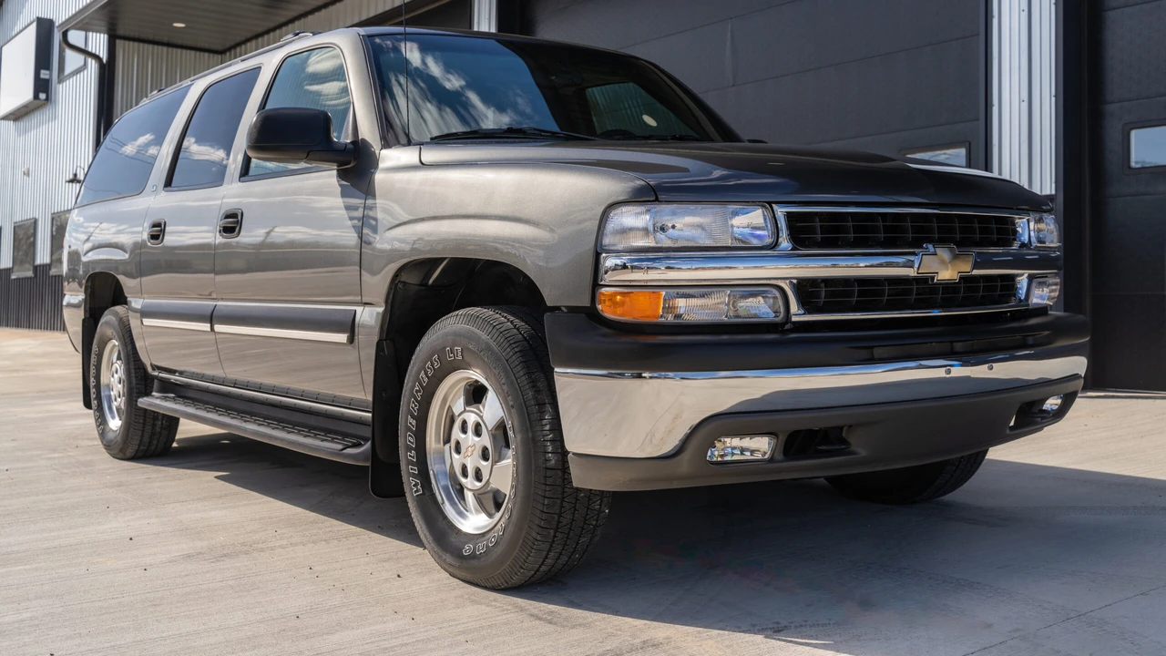 2002 Chevrolet Suburban 9th Gen - Image 3 of 31