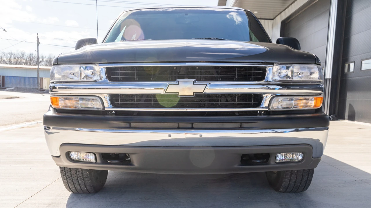 2002 Chevrolet Suburban 9th Gen - Image 5 of 31