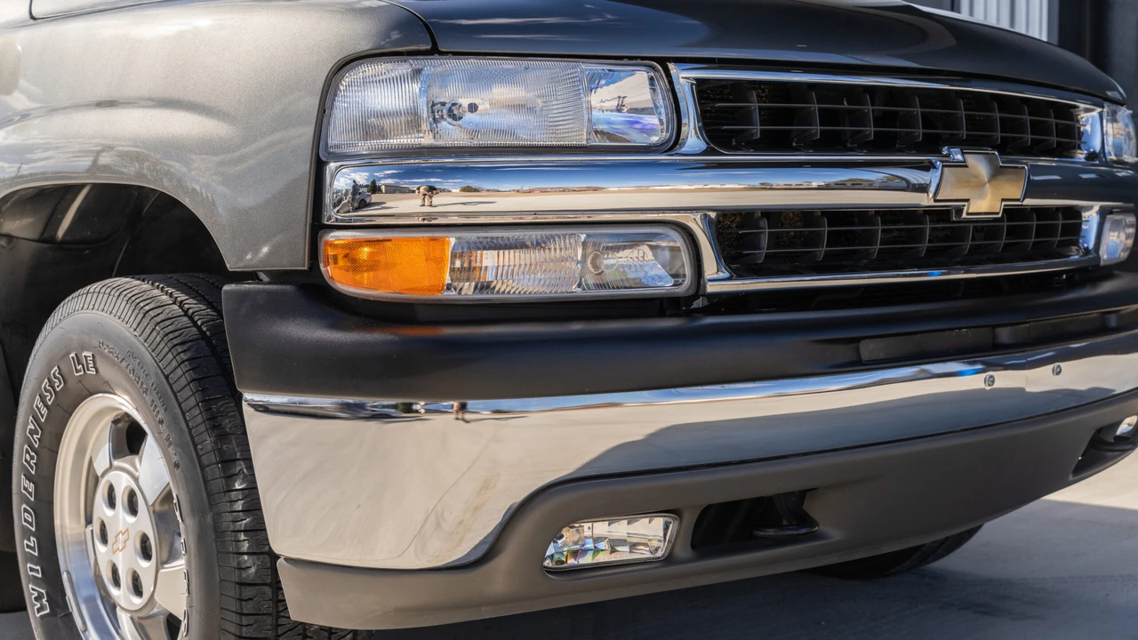 2002 Chevrolet Suburban 9th Gen - Image 11 of 31