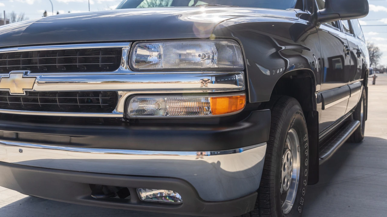 2002 Chevrolet Suburban 9th Gen - Image 16 of 31