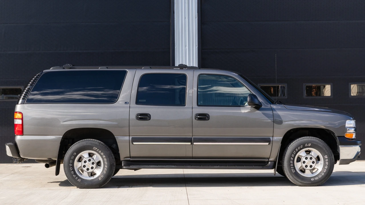 2002 Chevrolet Suburban 9th Gen - Image 4 of 31