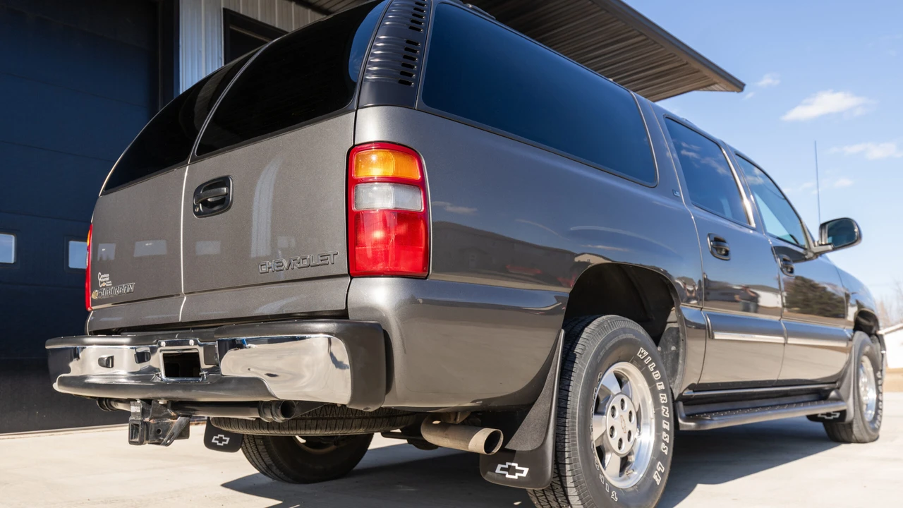 2002 Chevrolet Suburban 9th Gen - Image 6 of 31