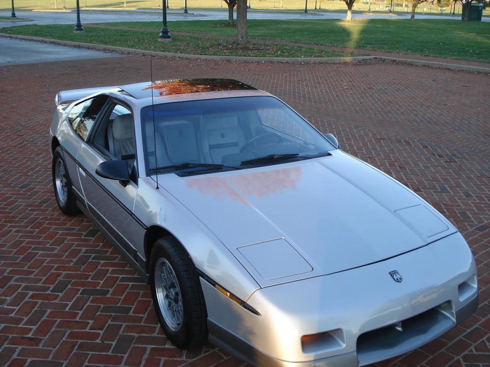 1986 Pontiac Fiero GT - Image 19 of 31