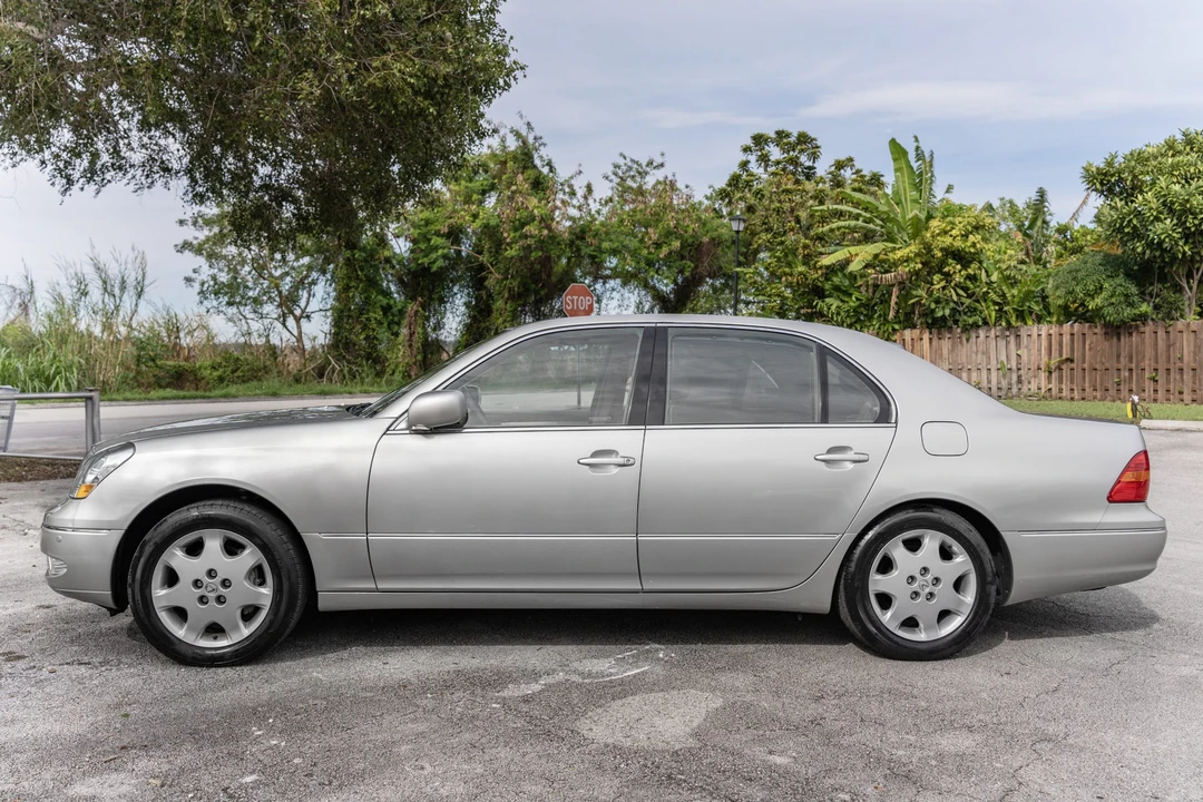 2001 Lexus LS 3rd Gen - Image 9 of 31