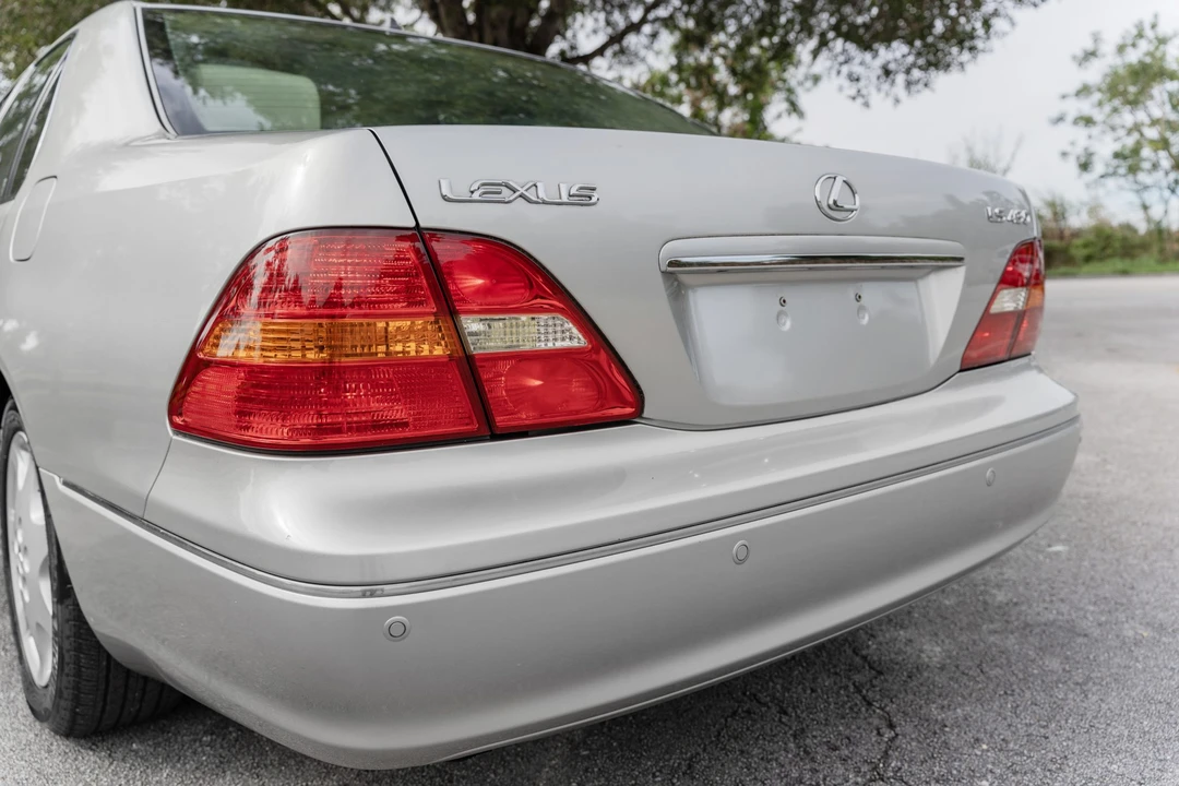 2001 Lexus LS 3rd Gen - Image 17 of 31