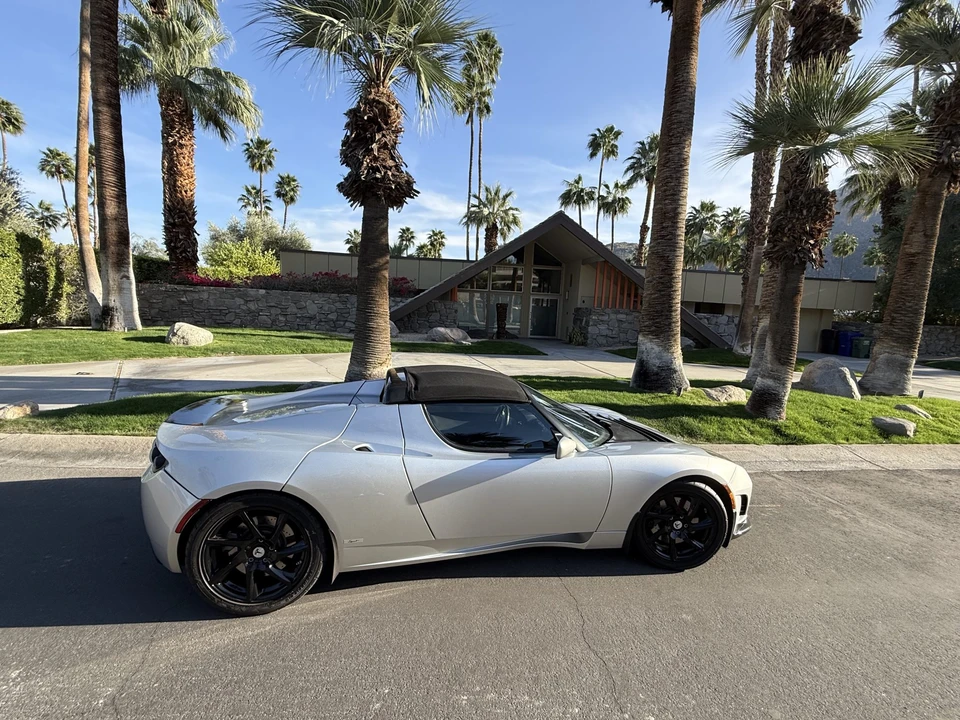 2010 Tesla Roadster - Image 10 of 31