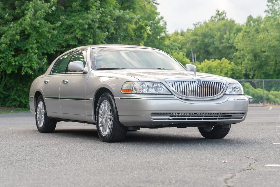 2011 Lincoln Town Car - Image 4 of 31