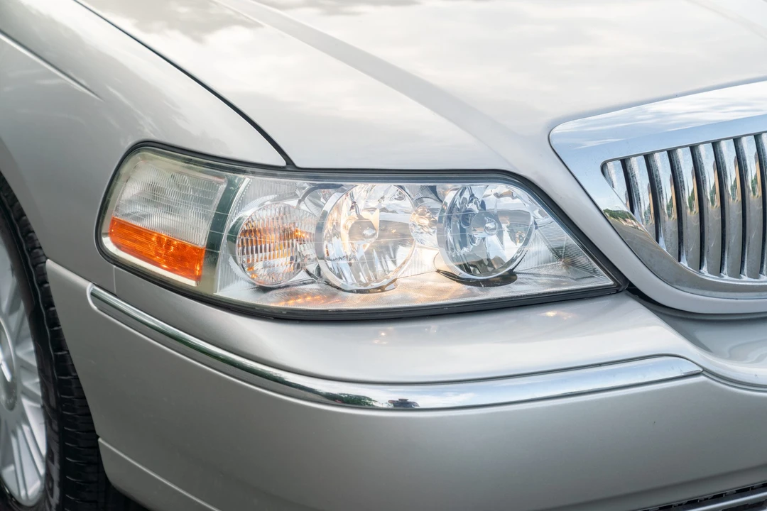 2011 Lincoln Town Car - Image 10 of 31
