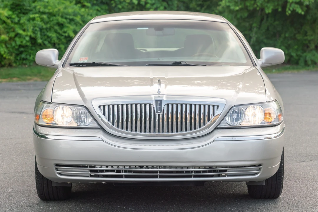 2011 Lincoln Town Car - Image 3 of 31