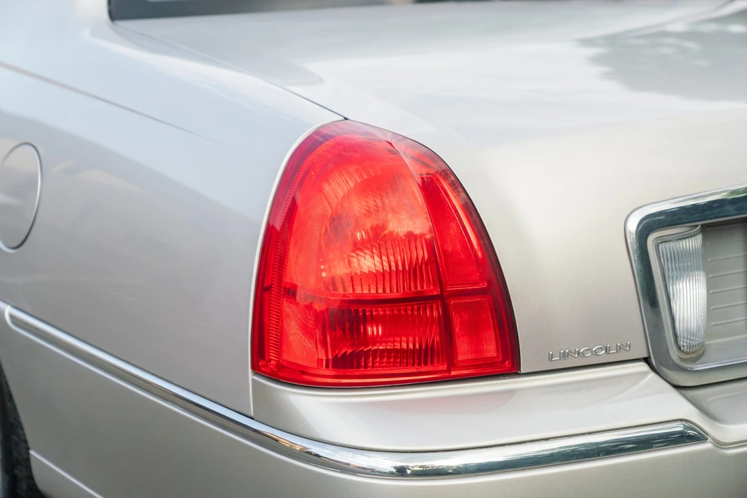 2011 Lincoln Town Car - Image 25 of 31