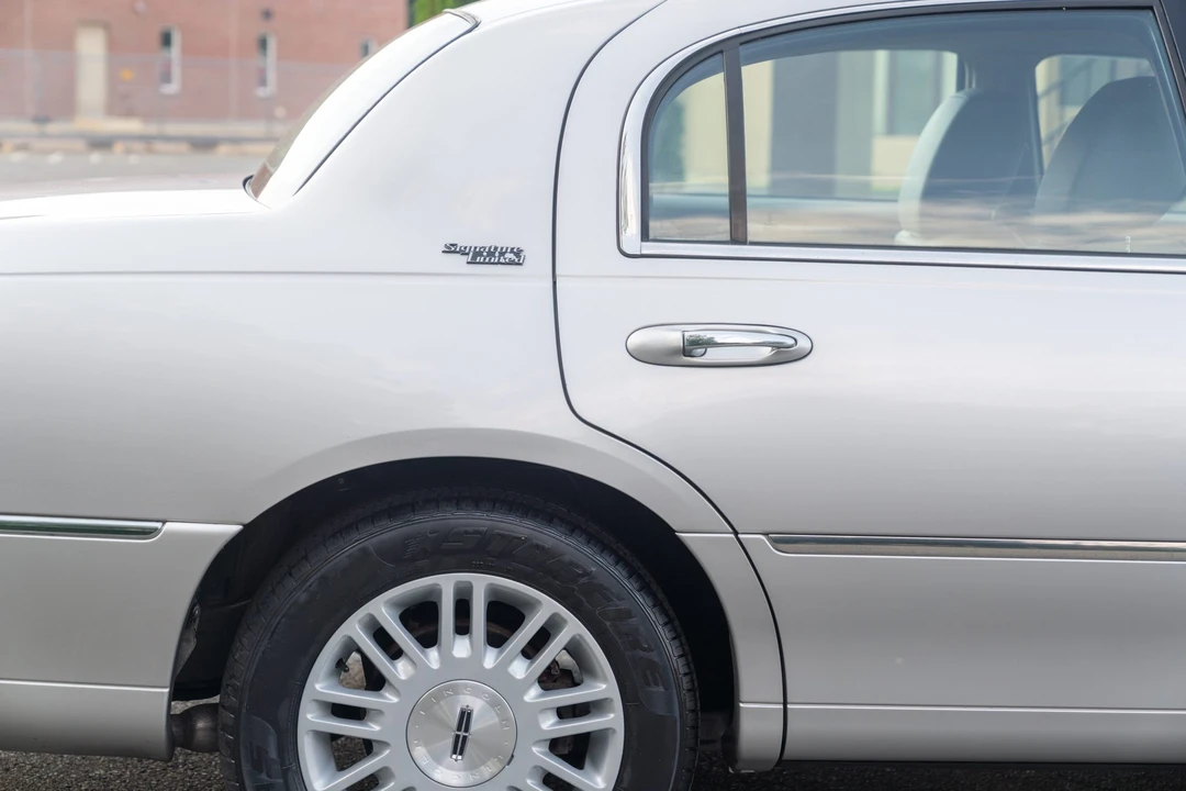 2011 Lincoln Town Car - Image 31 of 31