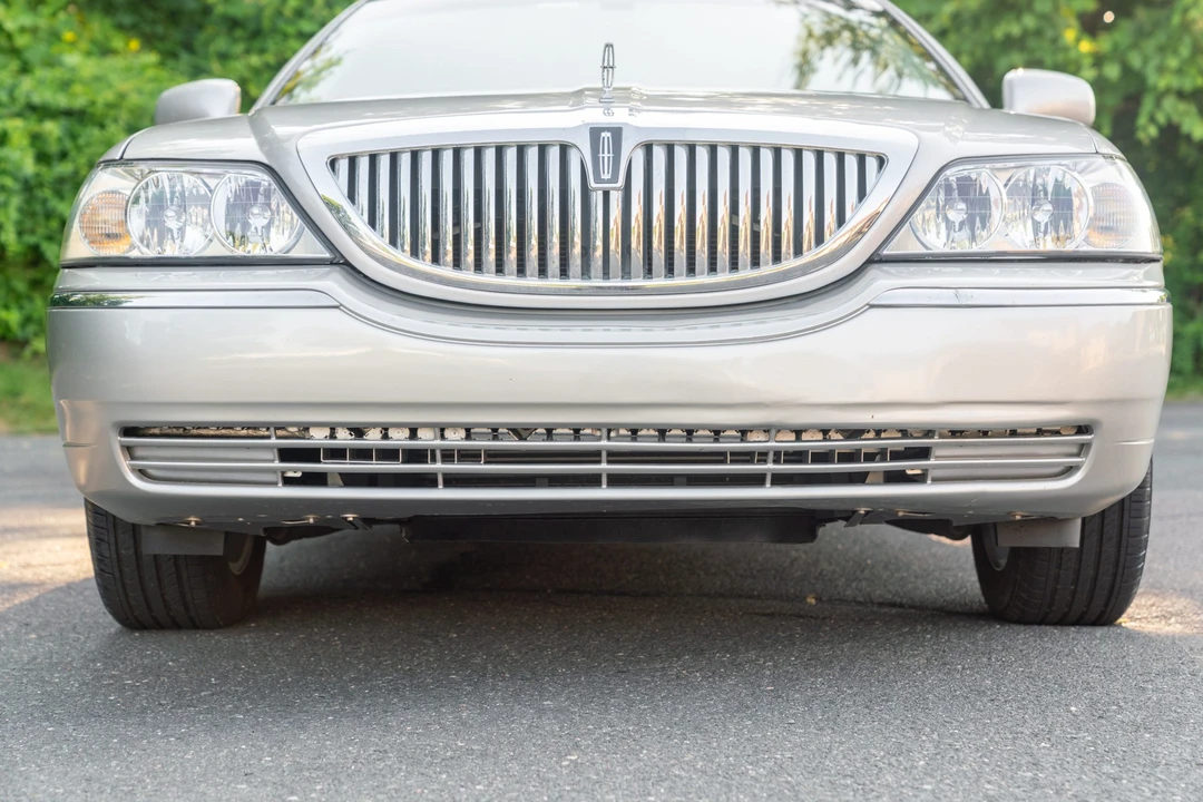 2011 Lincoln Town Car - Image 11 of 31