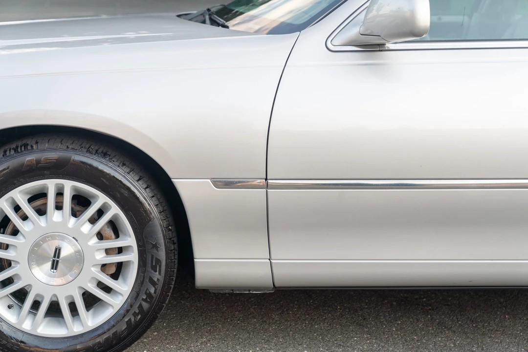 2011 Lincoln Town Car - Image 17 of 31