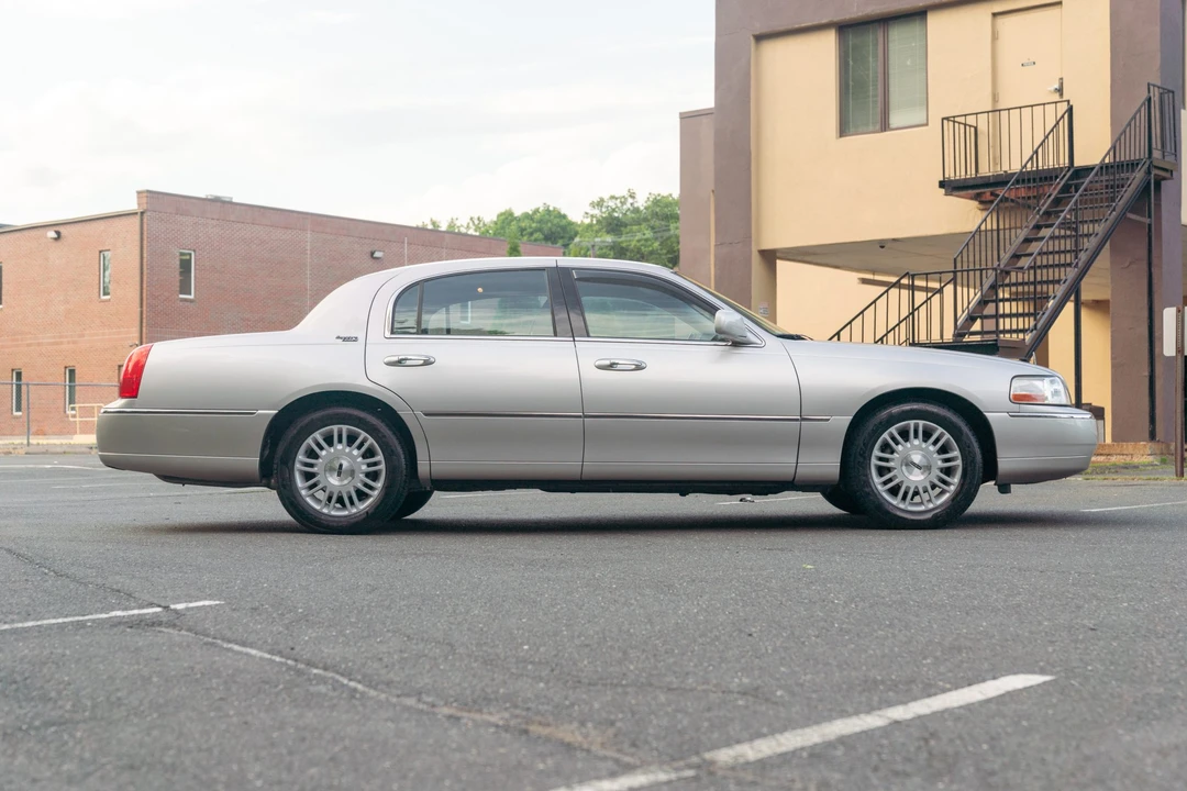 2011 Lincoln Town Car - Image 5 of 31