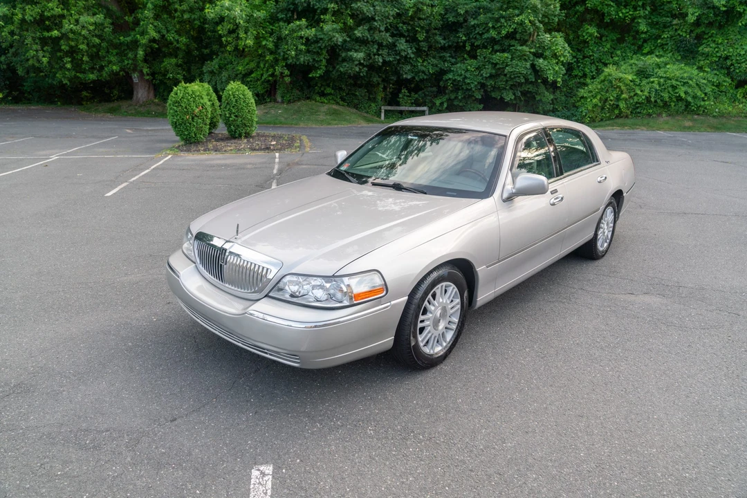 2011 Lincoln Town Car - Image 2 of 31