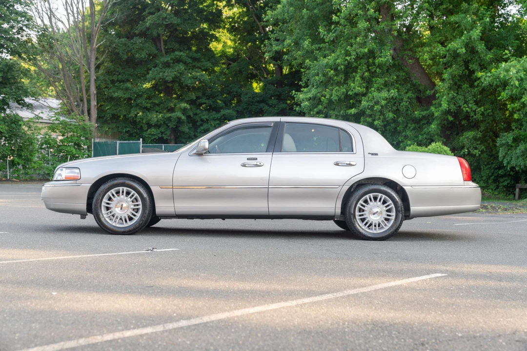 2011 Lincoln Town Car - Image 9 of 31